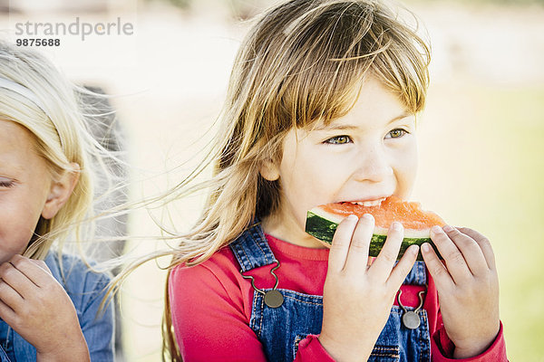 Außenaufnahme Europäer Wassermelone Mädchen essen essend isst freie Natur