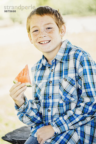 Außenaufnahme Europäer Junge - Person Wassermelone essen essend isst freie Natur