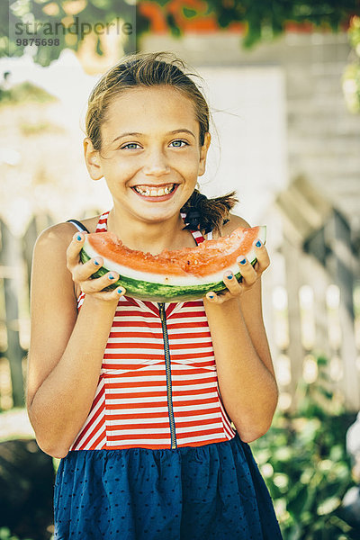 Außenaufnahme Europäer Wassermelone essen essend isst Mädchen freie Natur