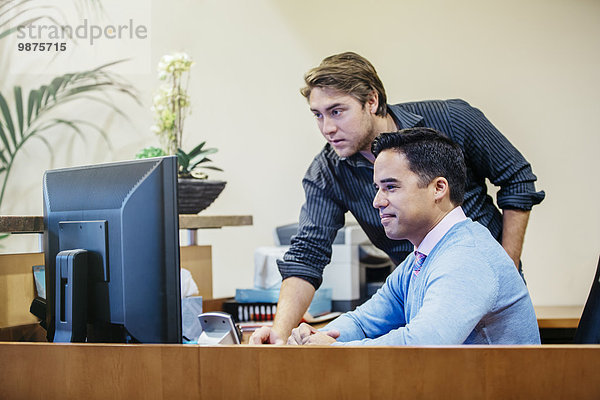 Eingangshalle Computer Geschäftsmann arbeiten Büro