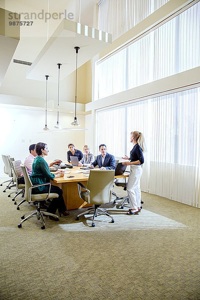sprechen Mensch Büro Menschen Geschäftsbesprechung Besuch Treffen trifft Business