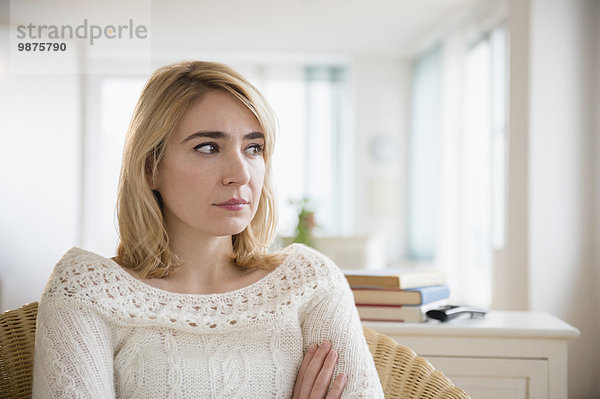 sitzend Europäer Frau Zimmer Einsamkeit Wohnzimmer