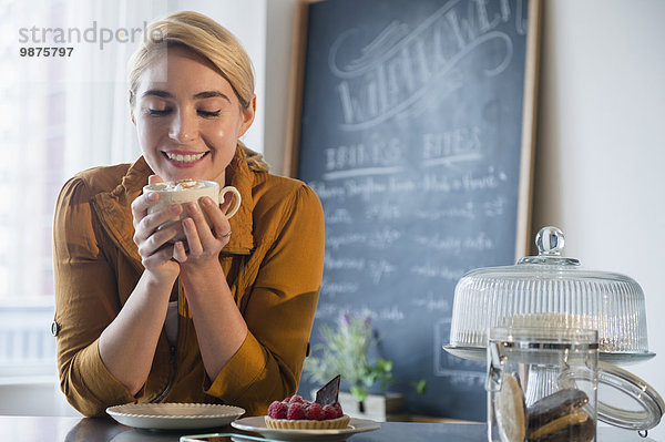 stinken Europäer Frau Tasse Cafe Kaffee riechen