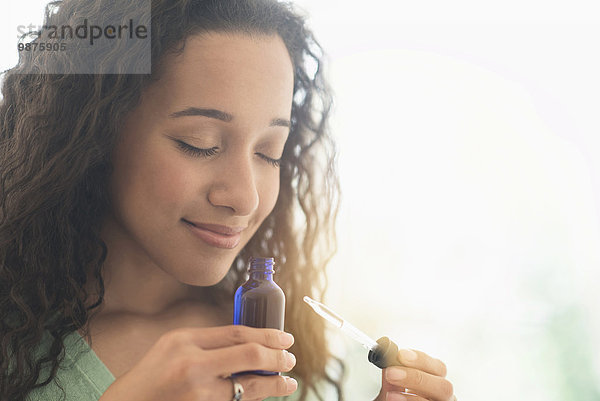 stinken Frau Close-up mischen Aromatherapie Mixed Öl riechen