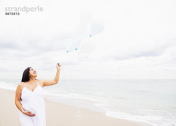 Frau Strand Luftballon Ballon halten mischen Schwangerschaft Mixed