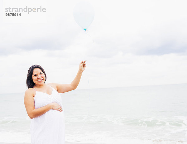 Frau Strand Luftballon Ballon halten mischen Schwangerschaft Mixed