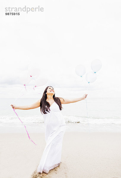 Frau Strand Luftballon Ballon halten mischen Schwangerschaft Mixed