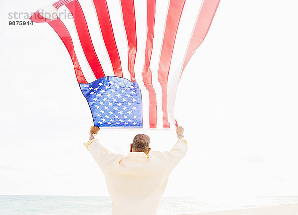 Mann Strand halten mischen Fahne amerikanisch alt Mixed