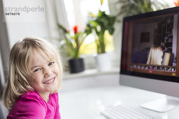 Mädchen sitzt am Computer  Kiel  Schleswig-Holstein  Deutschland  Europa