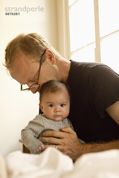 Junge - Person Menschlicher Vater küssen Bett Baby