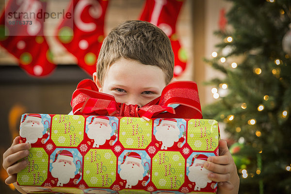 Europäer Junge - Person halten Weihnachtsgeschenk