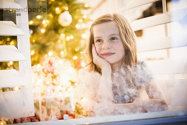 Europäer Fenster Weihnachten Mädchen hinausschauen