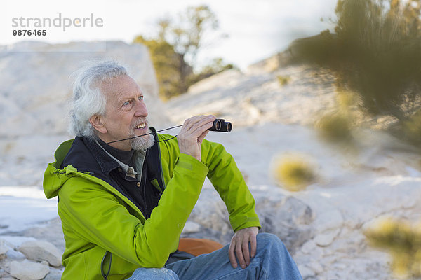 Mann Bewunderung Fernglas Ansicht alt