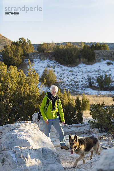 Felsbrocken stehend Mann Hund Anordnung alt