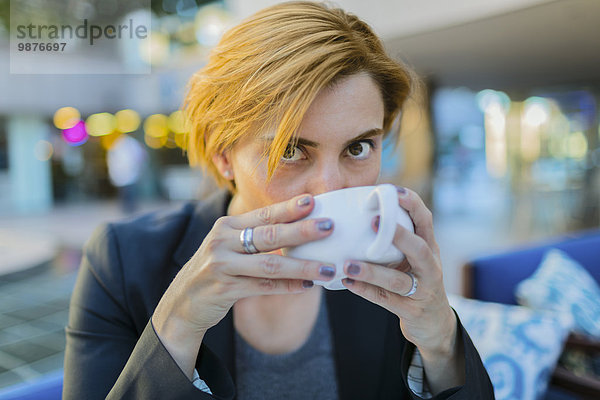 Europäer Geschäftsfrau Weg Cafe trinken Kaffee