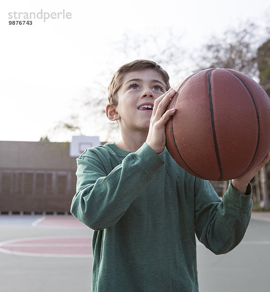 Europäer Junge - Person halten Basketball Gericht