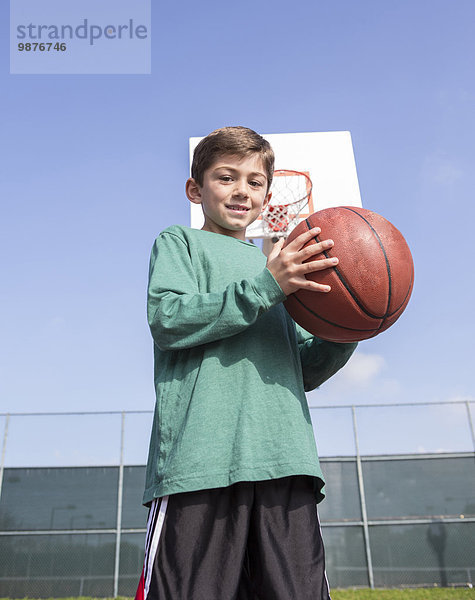 niedrig Europäer Junge - Person halten Basketball Ansicht Flachwinkelansicht Winkel Gericht