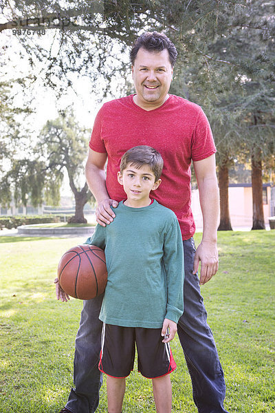Europäer lächeln Menschlicher Vater Sohn Basketball