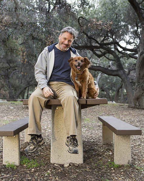 sitzend Europäer Mann Picknick Hund Tisch