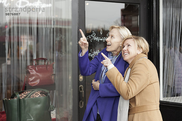 Europäer Frau Fenster Kleidung kaufen Laden alt