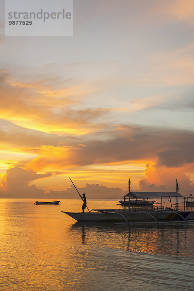 Wasserrand Mann Schönheit Strand geben Sonnenaufgang Boot lang langes langer lange Bewegung Bohol Panglao Island Holzstock Stock