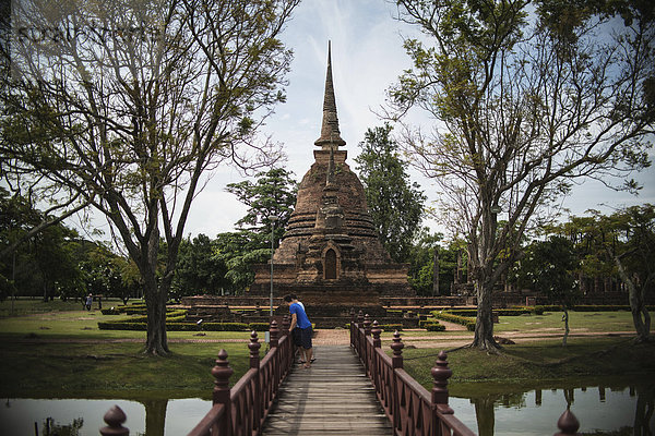 über beobachten Tourist Brücke Nostalgie antik Sukhothai