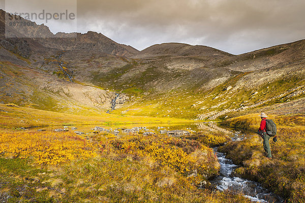 Mann Tag verstecken Ende See wandern Herbst sehen Süden