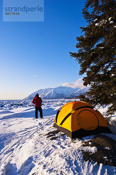 Winter Mann Hintergrund Campingplatz Vogel zeigen Turnagain Arm