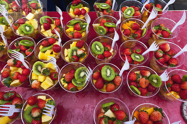 Bunte Fruchtschalen an einem Saftstall am Ziegelstein-Markt  Shoreditch; London  England