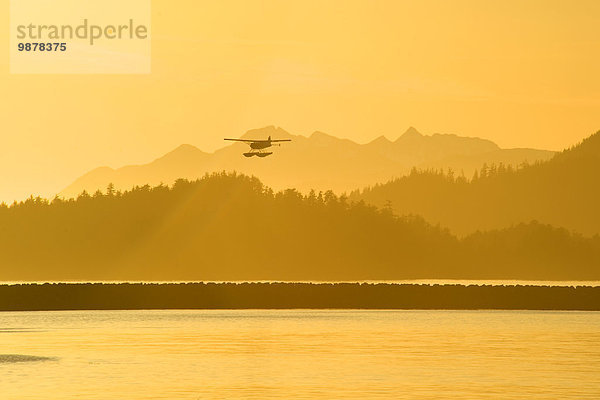 nahe Sonnenuntergang Silhouette fliegen fliegt fliegend Flug Flüge fließen Alaska Hobel