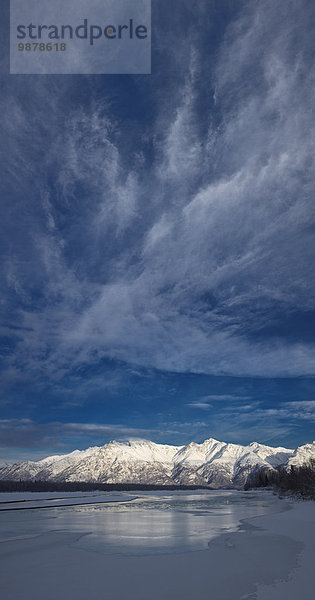 nahe Berg Winter bedecken Wolke über Tal Eis Brücke Fluss Talkeetna Alaska Knik Schnee