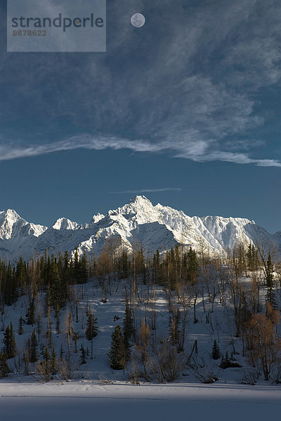 Landschaftlich schön landschaftlich reizvoll Berg Winter über See Mond Fokus auf den Vordergrund Fokus auf dem Vordergrund Ansicht Composite voll