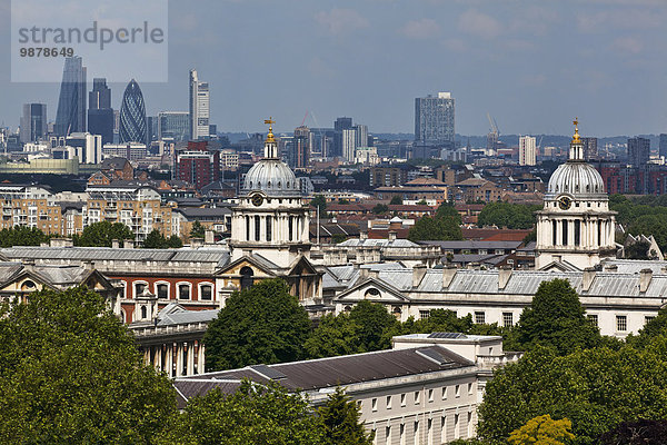 "Erhöhter Blick über die Stadt London und Old Royal Naval College von Greenwich Park; London  England