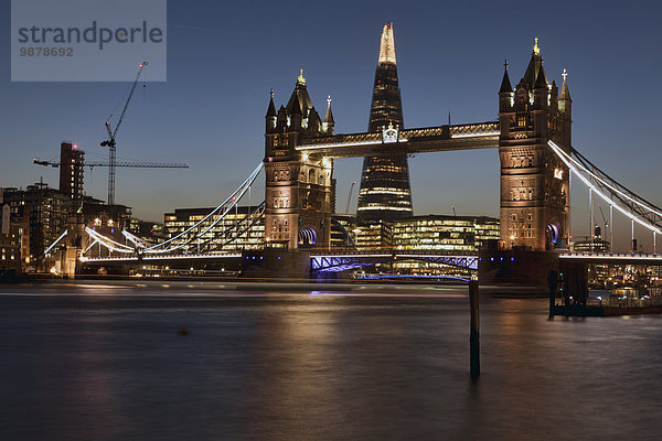 Abendansicht der Tower Bridge  der Themse und der Shard Gebäude; London  England