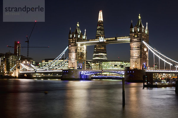 Abendansicht der Tower Bridge  der Themse und der Shard Gebäude; London  England
