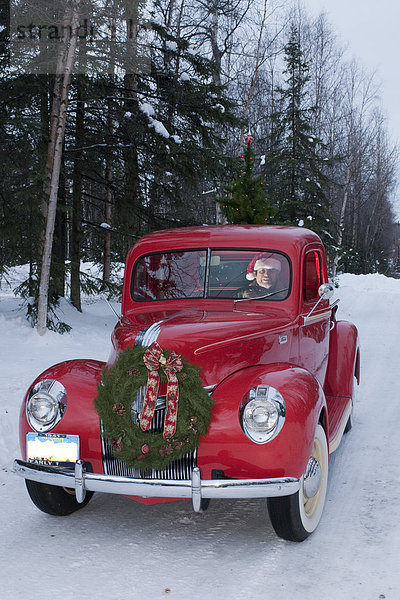 Winter Mann Baum fahren Retro Weihnachten Blumenkranz Kranz Kleinlastwagen Süden Grill Alaska Ford