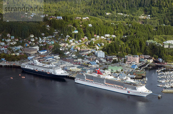 Hafen Dock Schiff Karneval Ansicht Kreuzfahrtschiff Ketchikan Luftbild Fernsehantenne Alaska Innenstadt links rechts