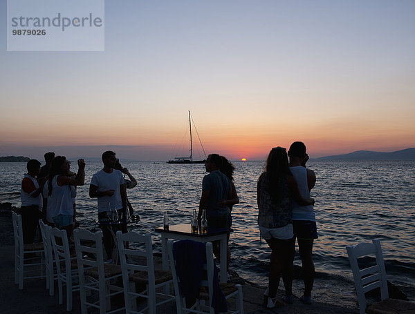 geselliges Beisammensein Sonnenuntergang klein Stadt Tourist vorwärts Zimmer Ufer Kykladen Griechische Inseln Mykonos Schiffswache