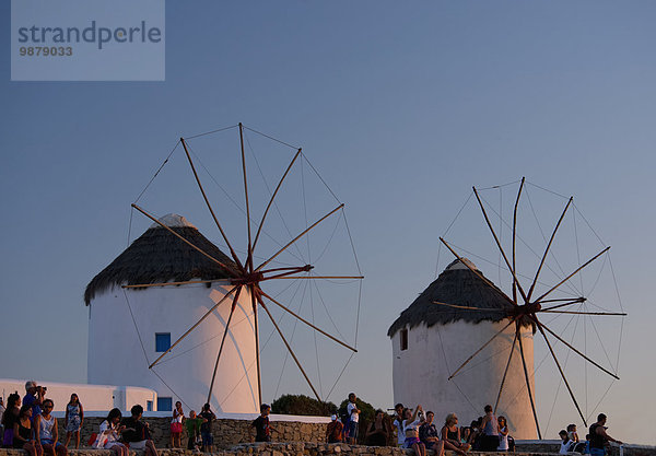Mensch sehen Menschen Sonnenuntergang unterhalb Windmühle Kykladen Griechische Inseln Mykonos alt