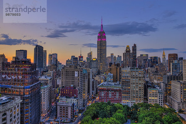 Farbaufnahme Farbe New York City Amerika Sonnenuntergang ehrbar Gebäude lila herzförmig Herz Verbindung Militär Ordnung