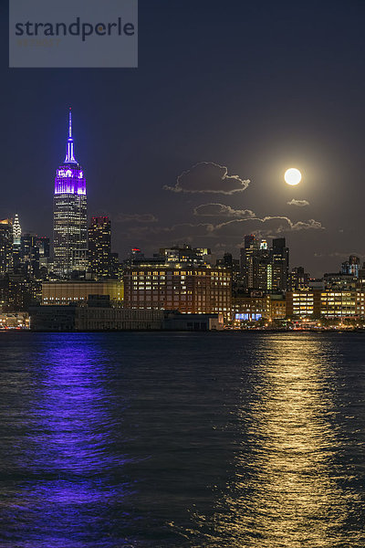 nahe Farbe Farben New York City Amerika Gebäude aufwärts Mond Verbindung Fundament Gründung Ehre