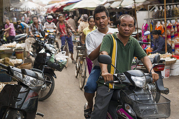 fahren Straße Motorrad Fußgänger Markt Siem Reap