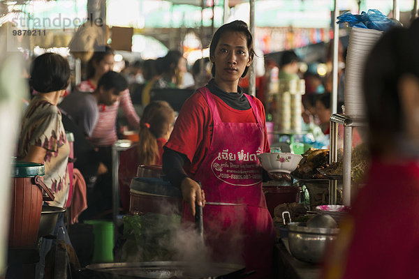 junge Frau junge Frauen Schönheit arbeiten klein Restaurant Kambodscha Markt alt