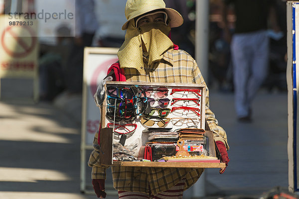 verkaufen Sonnenbrille Mädchen Kambodscha Markt alt
