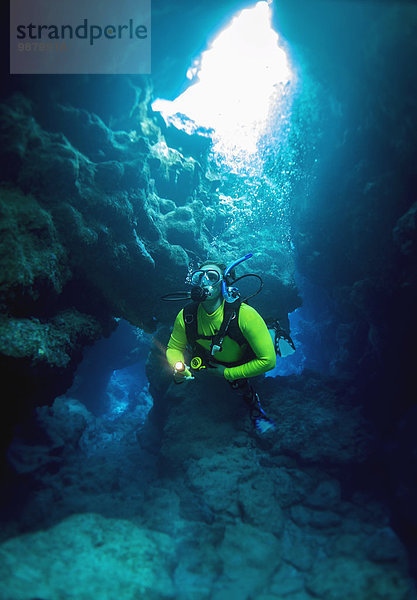 Unterwasseraufnahme unter Wasser Höhle 1