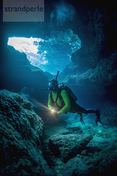 Unterwasseraufnahme unter Wasser Höhle 1