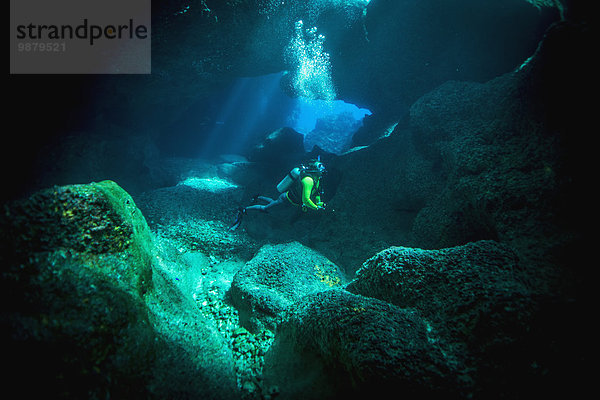 Unterwasseraufnahme unter Wasser Höhle 1