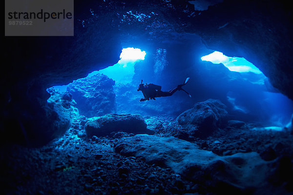 Unterwasseraufnahme unter Wasser Höhle 1