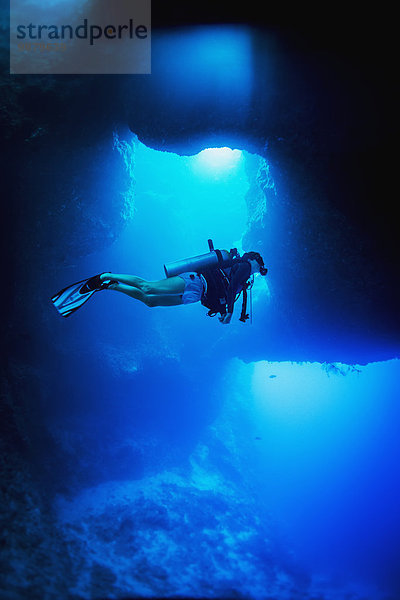 Unterwasseraufnahme unter Wasser Loch blau Höhle Palau