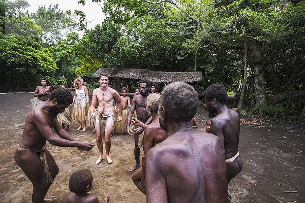 Mann tanzen Tourist Dorf Tanna Insel
